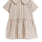 ARKET kleding 0DXJP1369 beige/geruit Seersucker jurk met rucheskraag kinderen