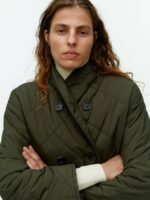 ARKET kleding 0DXJP450 donker kahkigroen gewatteerd jasje met sjaalkraag vrouwen - Image 4
