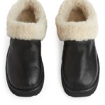 ARKET schoenen 0DXJP524 zwart/gebroken wit leren stapelpantoffels vrouwen